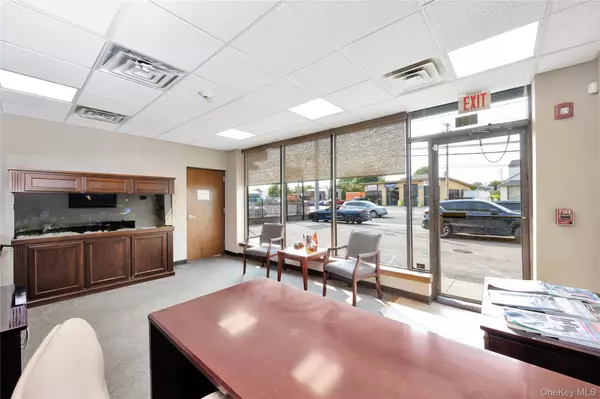 Lindenhurst, NY 11757,245-249 Montauk Highway