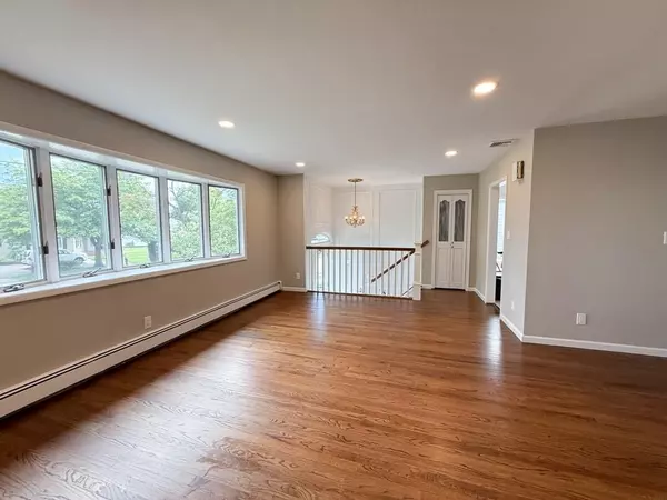 Massapequa, NY 11758,193 E Shore DR