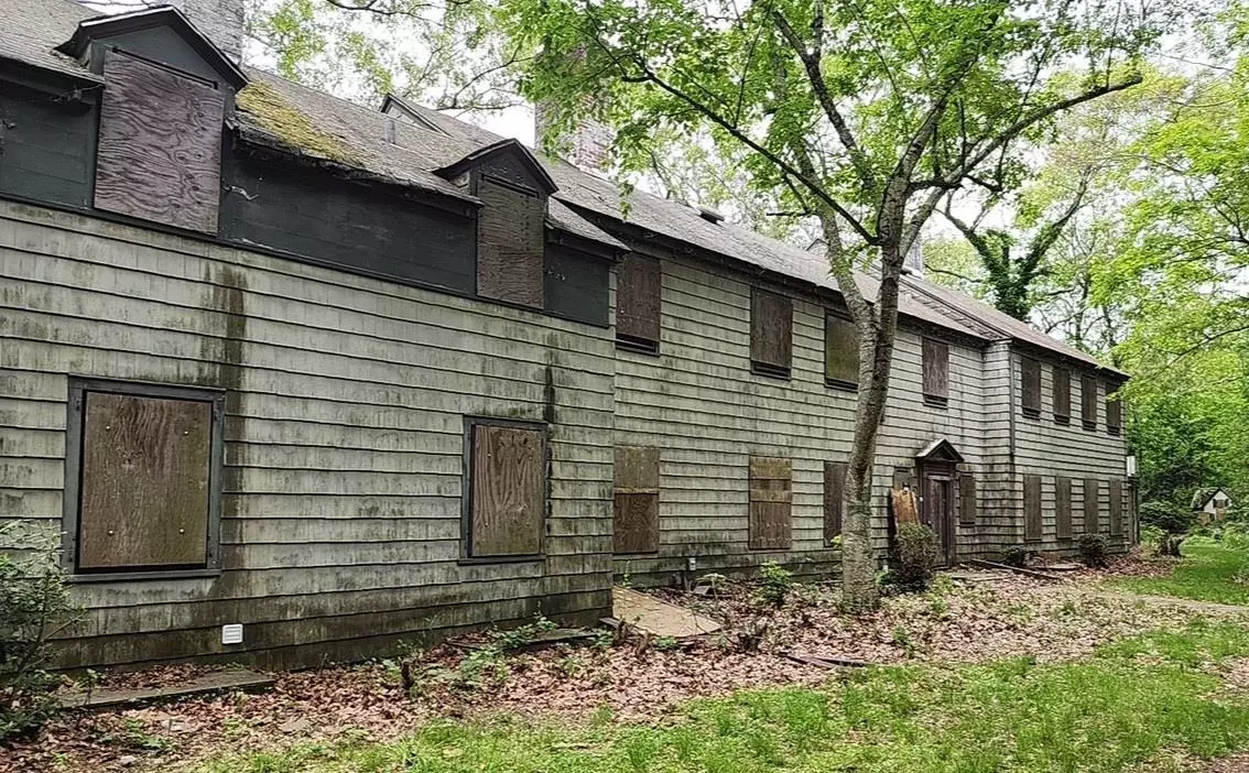 Huntington, NY 11743,168 Chichester RD