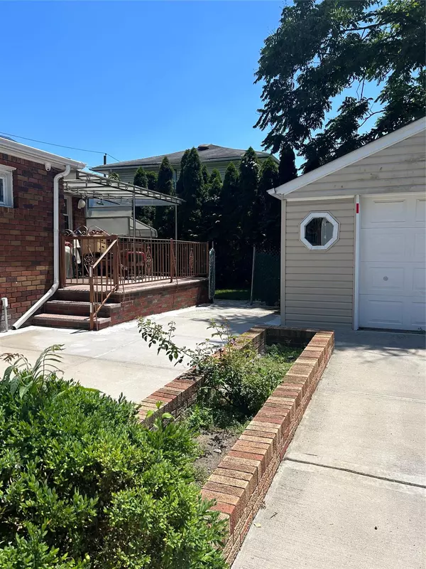Elmont, NY 11003,105 Claridge AVE