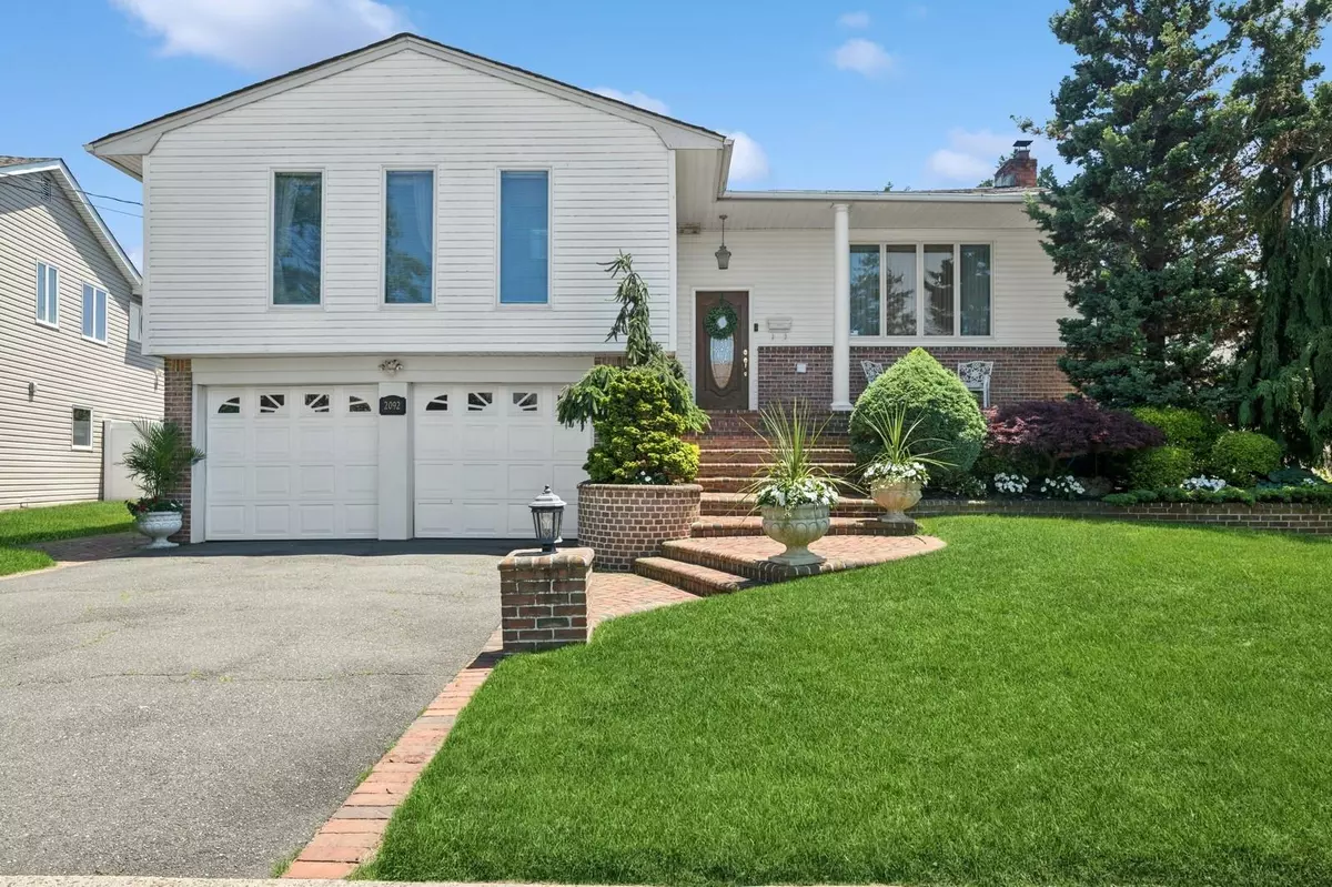 Merrick, NY 11566,2092 Vine DR