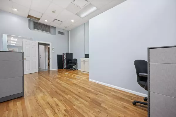 Yonkers, NY 10701,18 Main ST