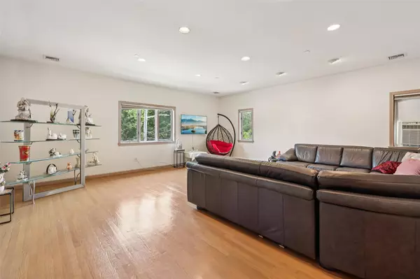 Scarsdale, NY 10583,1 Thomas CT