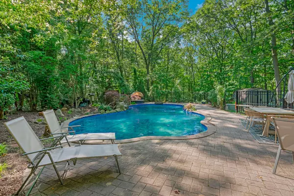 Elwood, NY 11743,23 Whistler Hill LN