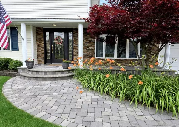 Oakdale, NY 11769,92 Chatham DR