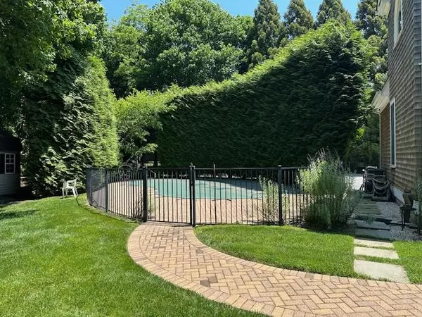 East Quogue, NY 11942,1 Sunset AVE