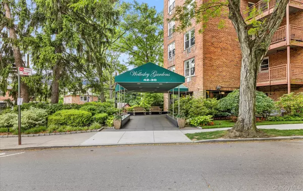 42-30 Douglaston Pkwy #5N, Douglaston, NY 11363