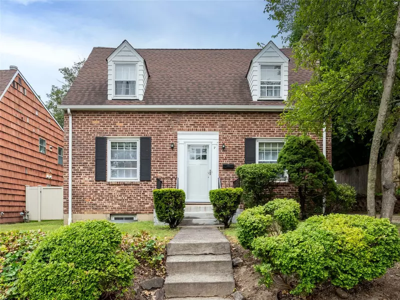 7 Jackson ST, Port Washington, NY 11050
