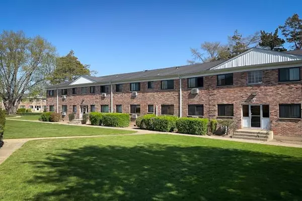 Bay Shore, NY 11706,401 East Main ST #401-7B