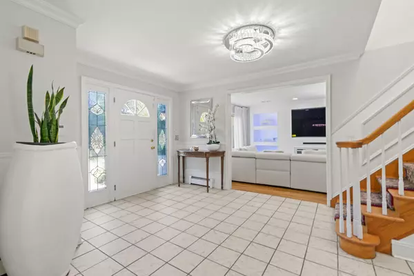 Dix Hills, NY 11746,9 Lucille LN