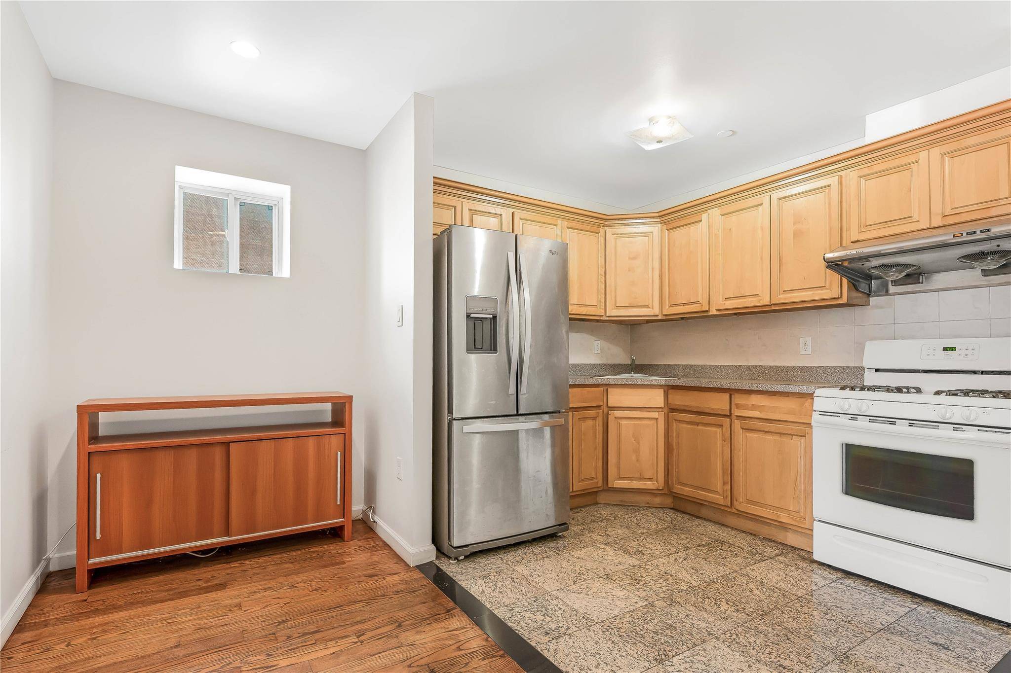 Elmhurst, NY 11373,85-23 Broadway #7C