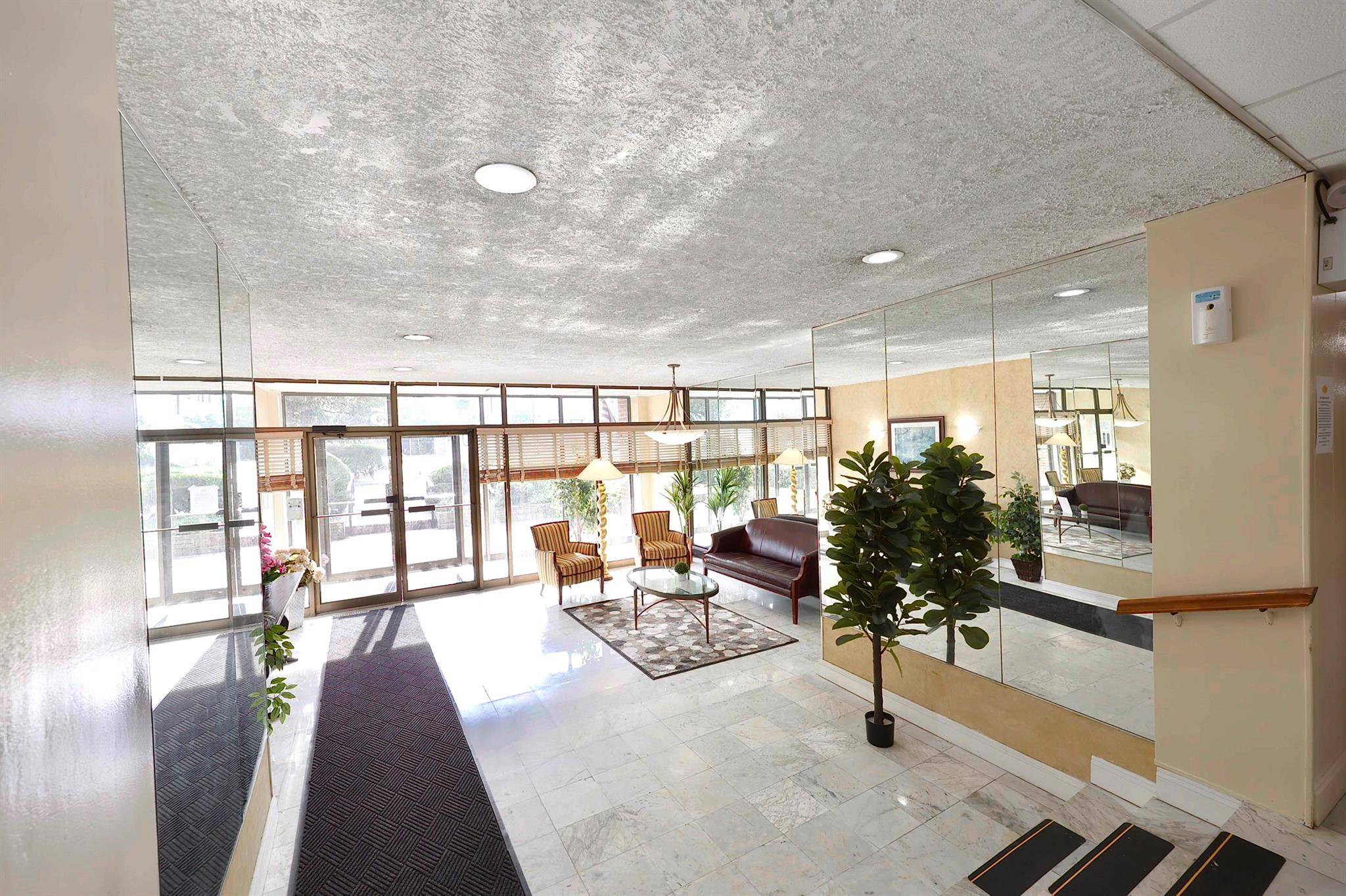 Rockville Centre, NY 11570,85 S CENTRE AVE #A17