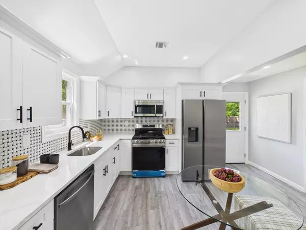 Ronkonkoma, NY 11779,495 Easton ST