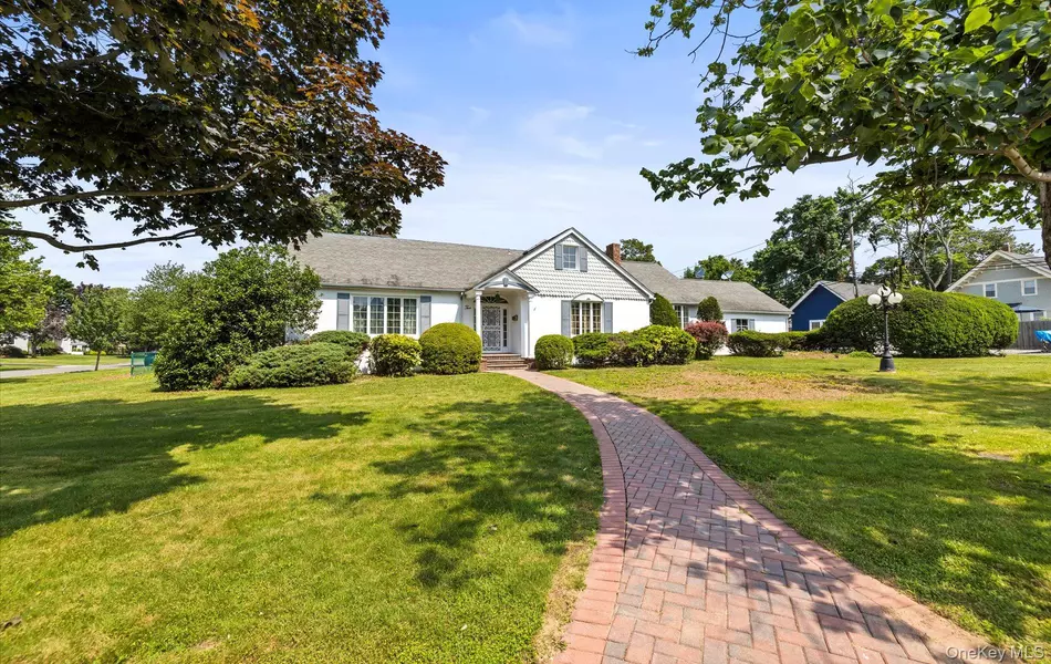 2 Johnson DR, Brightwaters, NY 11718