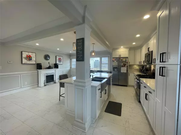 Glen Cove, NY 11542,30 Southridge DR