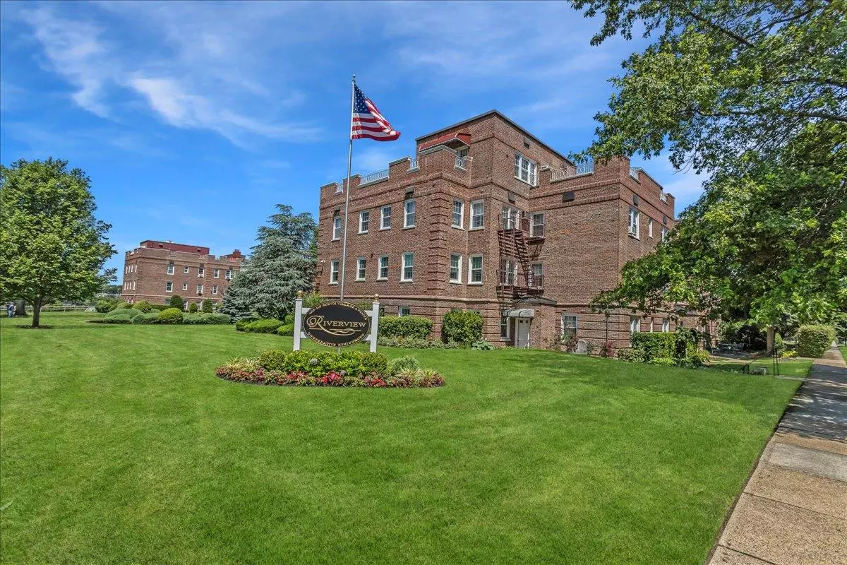 Rockville Centre, NY 11570,104 S Village AVE #1F