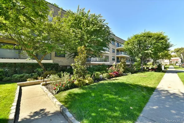 Great Neck, NY 11021,22 Park PL #4C