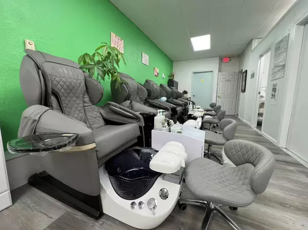 Huntington Station, NY 11746,622 E Jericho TPKE