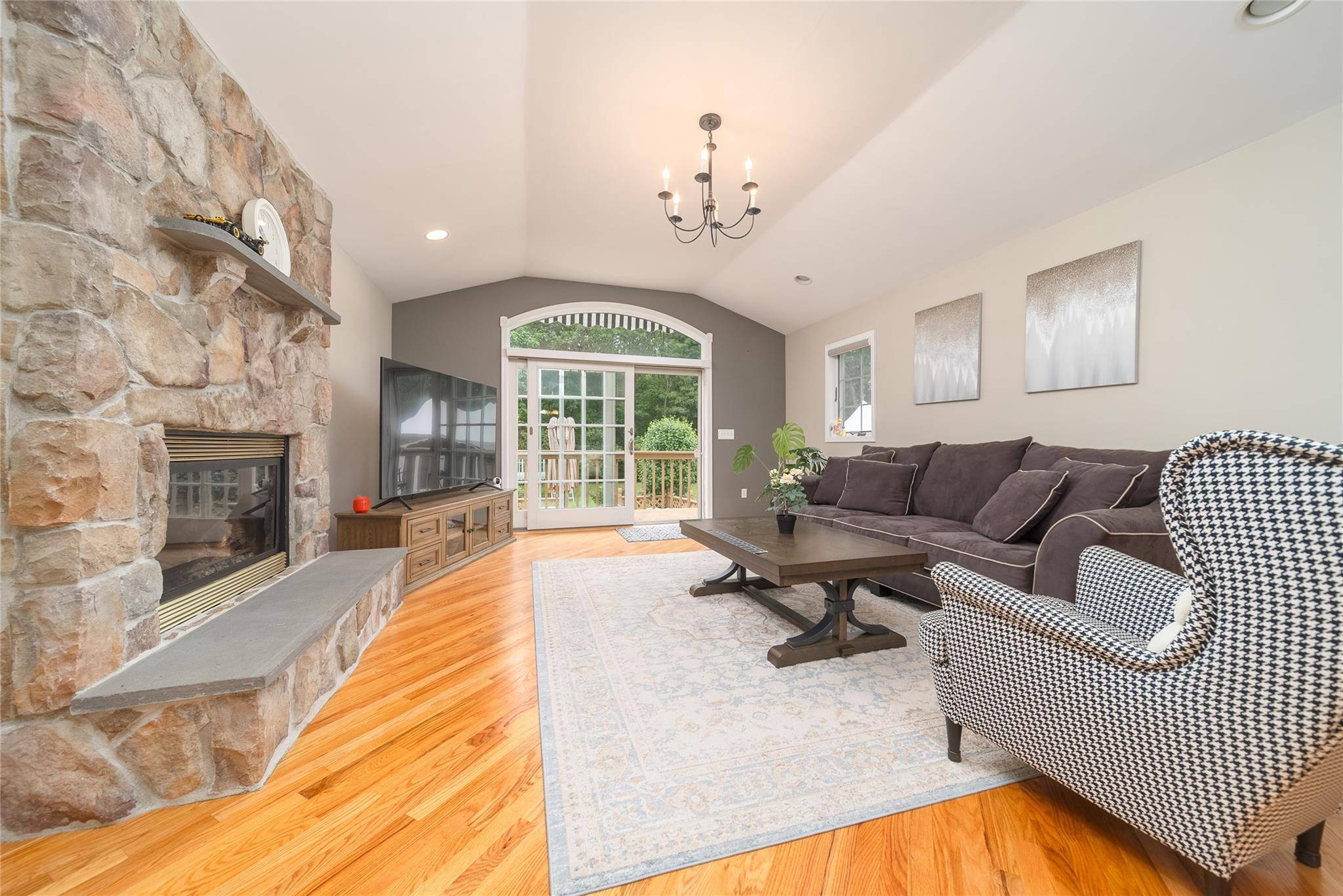 Coram, NY 11727,22 Howe RD