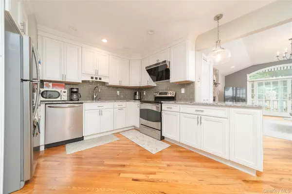 Coram, NY 11727,22 Howe RD