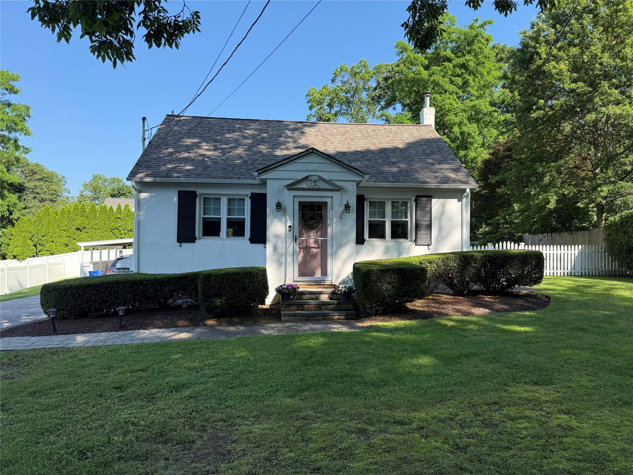 9 Bergen CT, Huntington Station, NY 11746