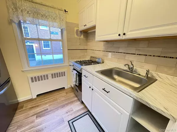 Hartsdale, NY 10530,180 Pinewood RD #11