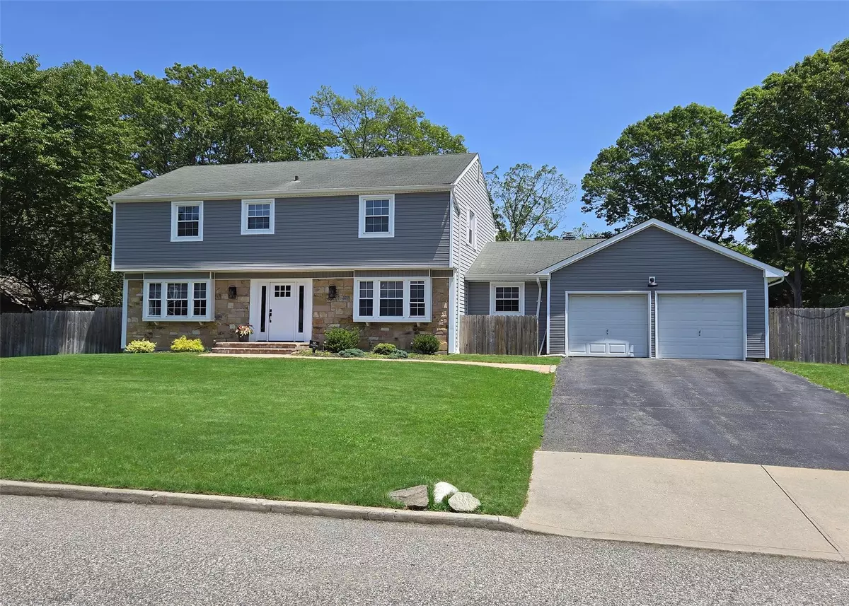 South Setauket, NY 11720,71 Strathmore Village DR