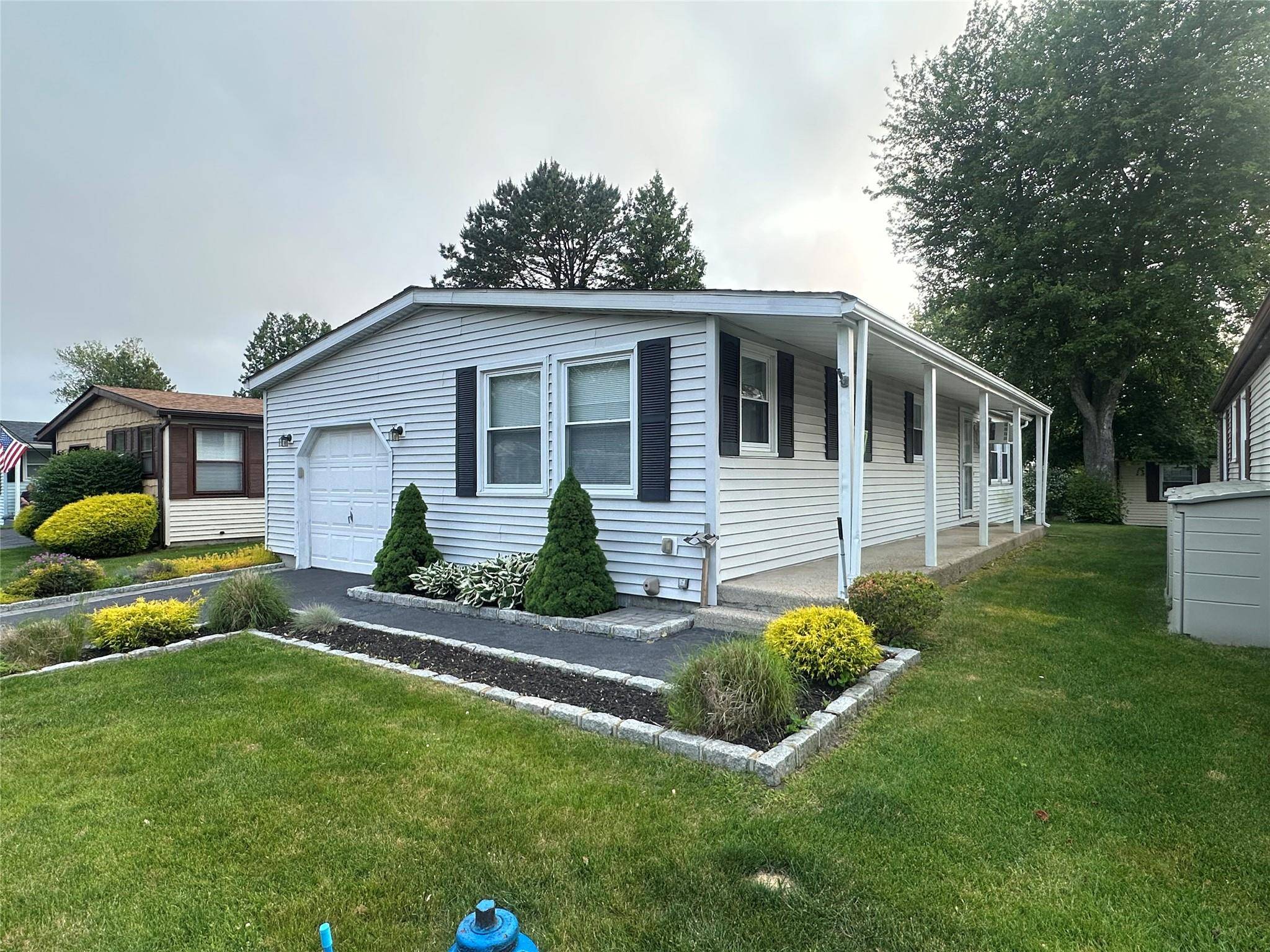 16 Village CIR, Manorville, NY 11949