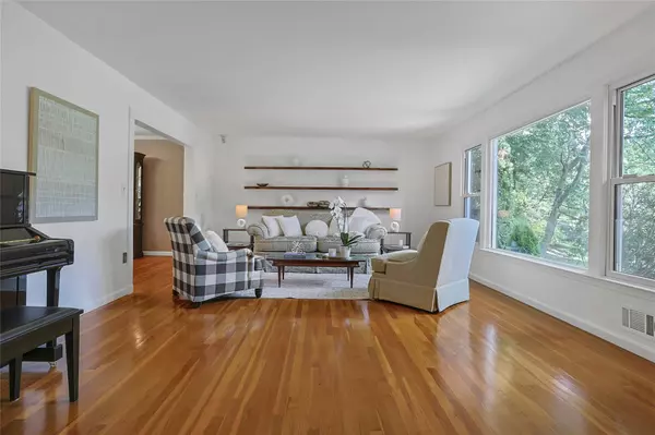 Scarsdale, NY 10583,165 Rock Creek LN