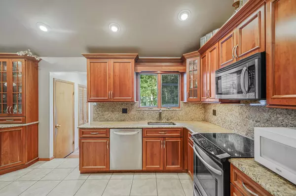 Ronkonkoma, NY 11738,67 Warren AVE
