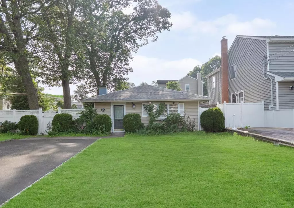 Selden, NY 11784,36 Adirondack DR