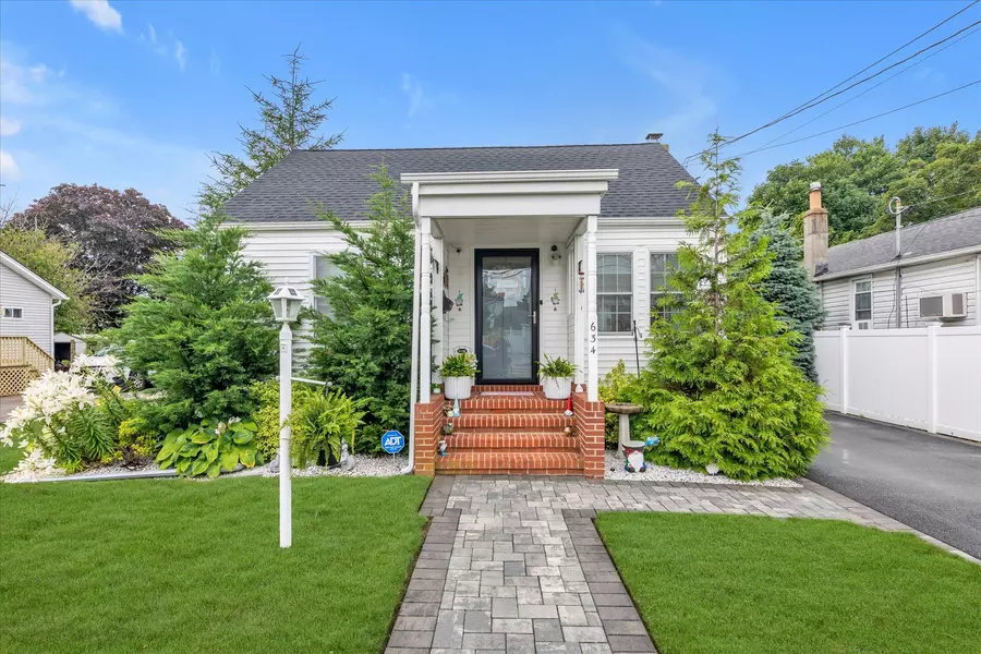 634 S 4th ST, Lindenhurst, NY 11757