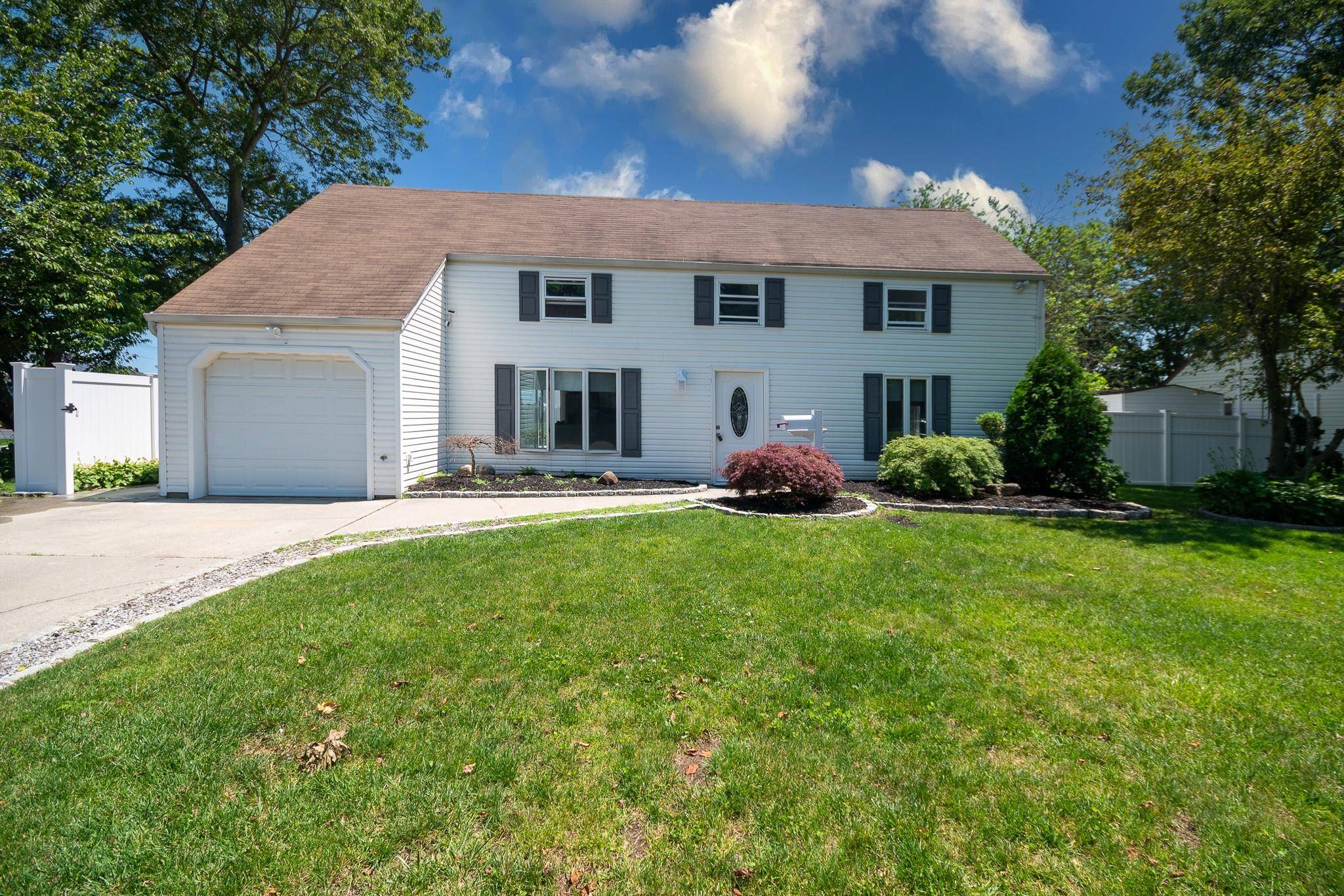 Central Islip, NY 11722,7 Lurcott LN