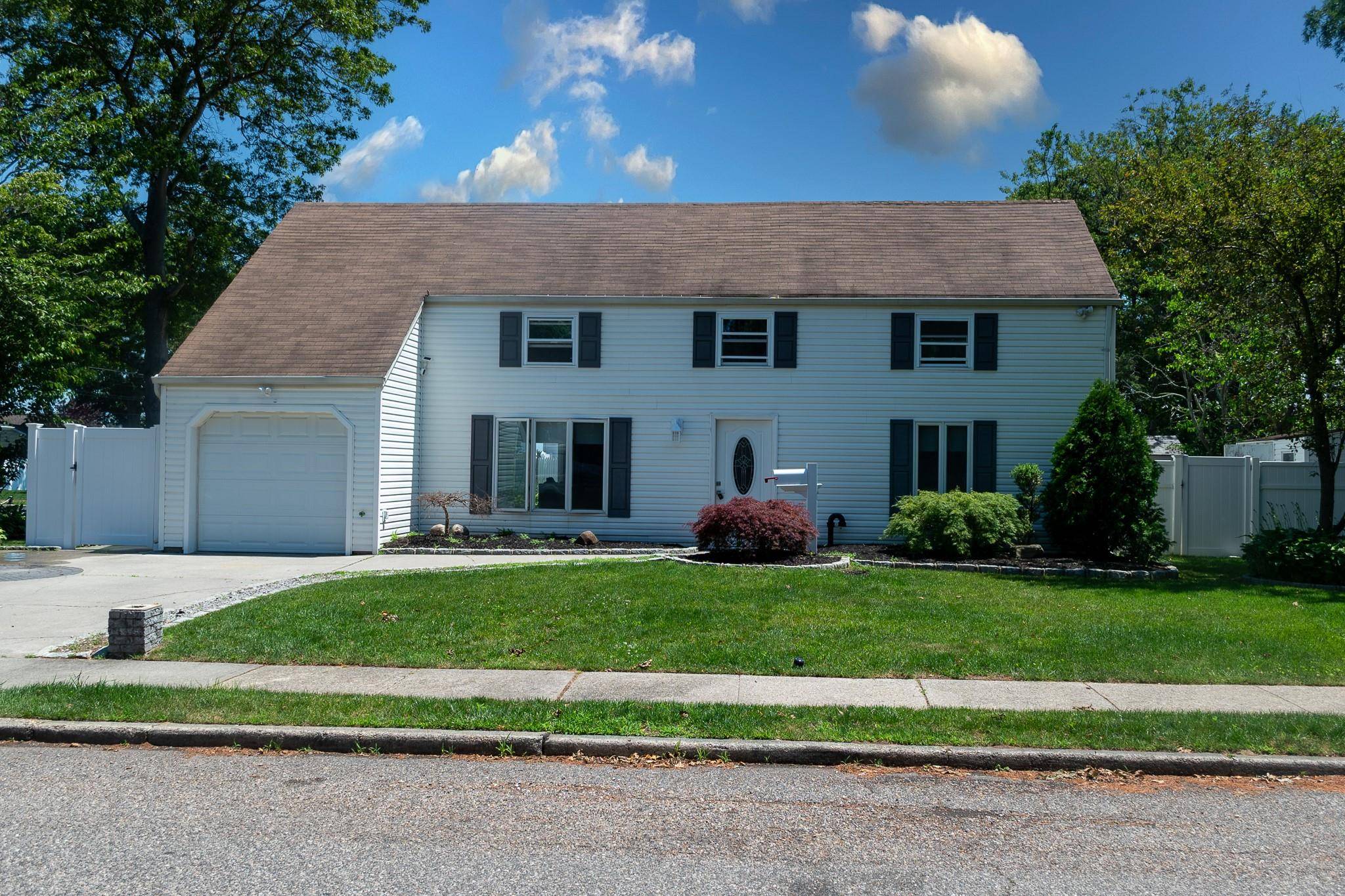 Central Islip, NY 11722,7 Lurcott LN