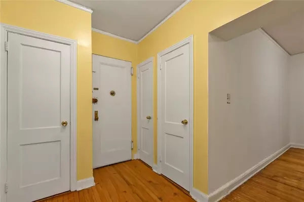 Jackson Heights, NY 11372,34-21 78 ST #2I