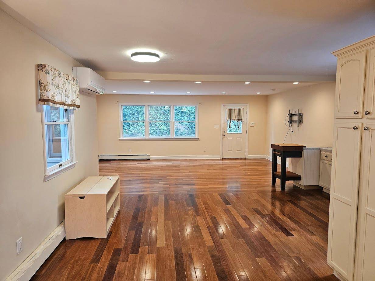 Port Washington, NY 11050,10 Covert ST