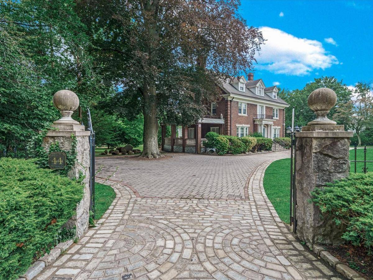 Glen Cove, NY 11542,44 Arbor PL