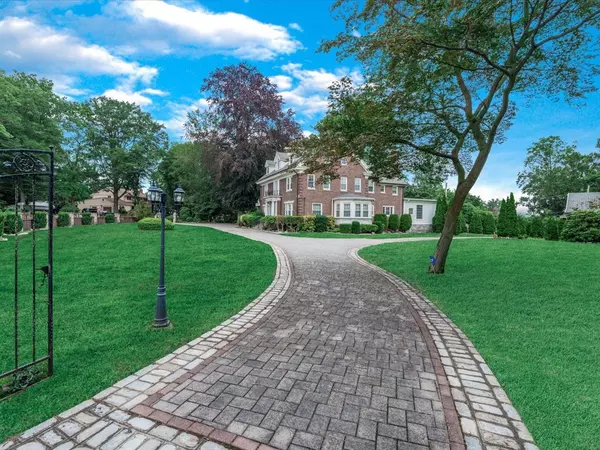 Glen Cove, NY 11542,44 Arbor PL