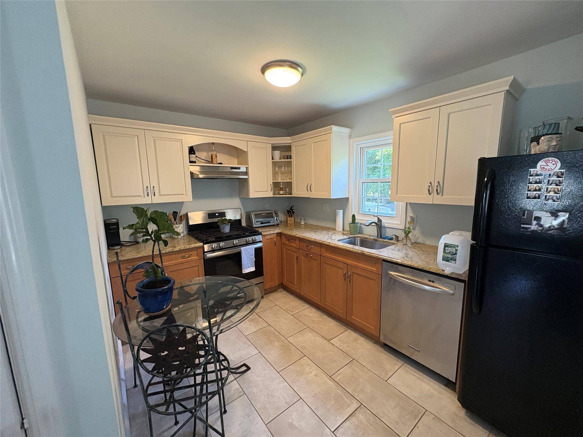 Glen Cove, NY 11542,16 Raymond ST