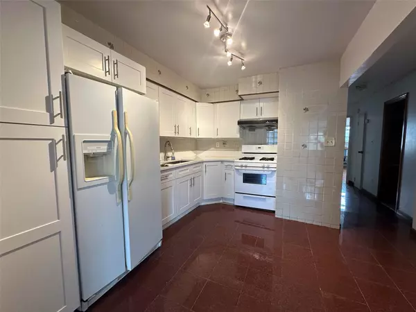 Elmhurst, NY 11373,9444 45th AVE