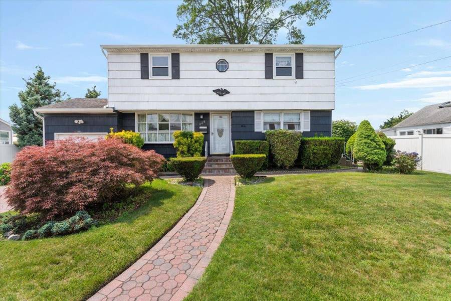328 Oconnor RD, North Babylon, NY 11703