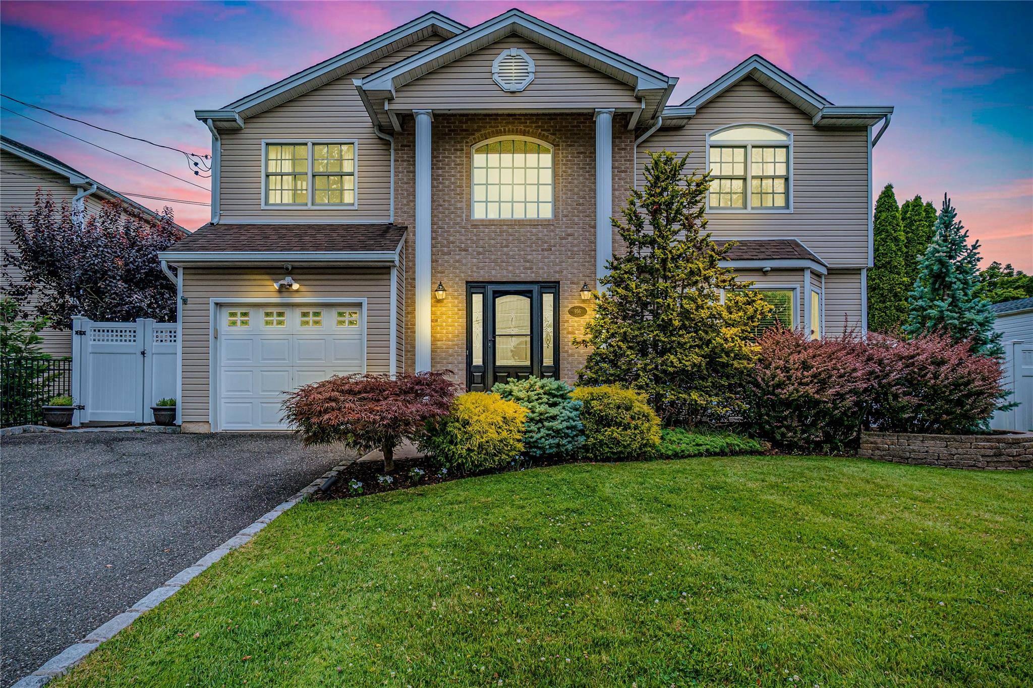 956 N Park AVE, Massapequa, NY 11758