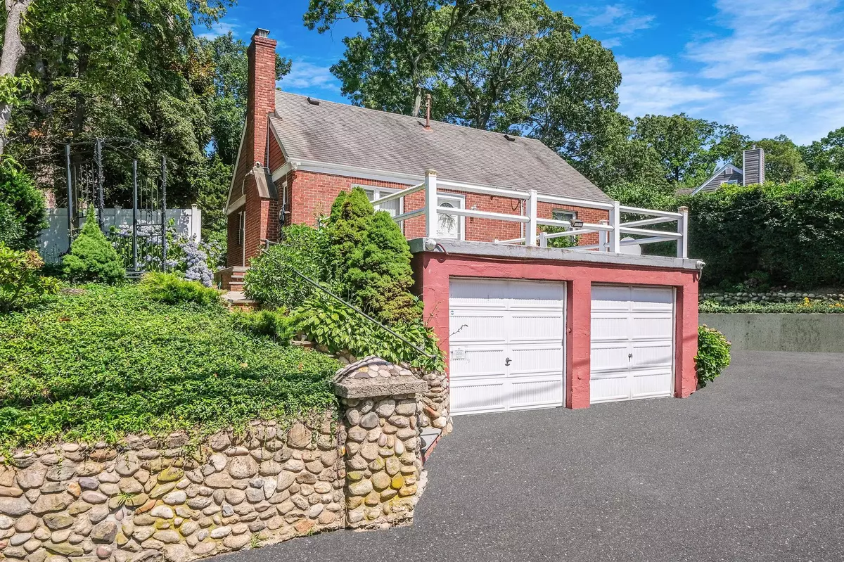 East Northport, NY 11731,176 Vernon Valley RD