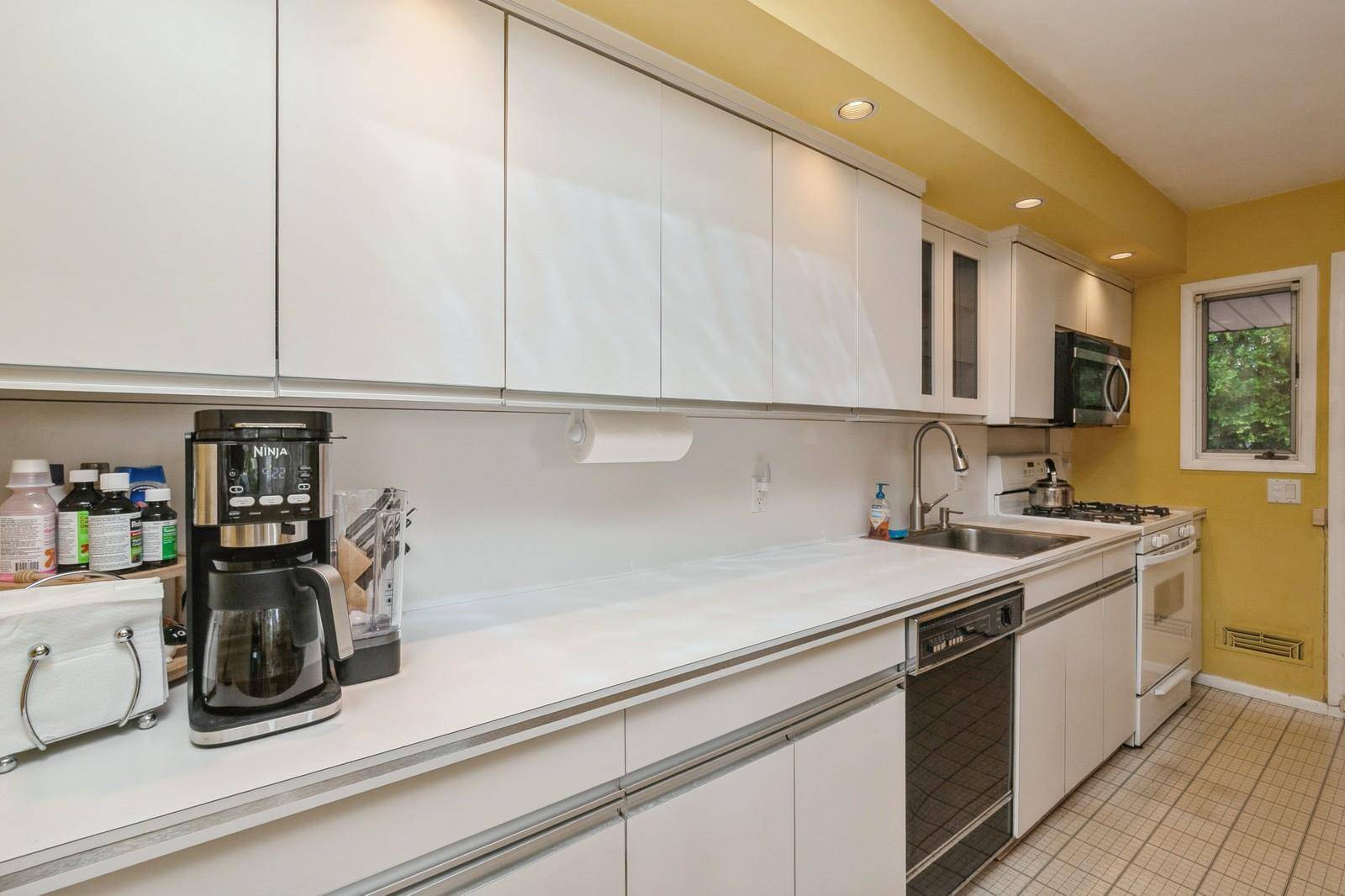 Commack, NY 11725,17 Sugarwood LN