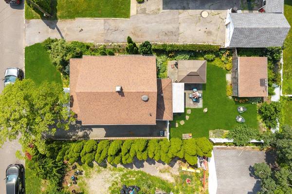 19 Russell ST, Roslyn Heights, NY 11577