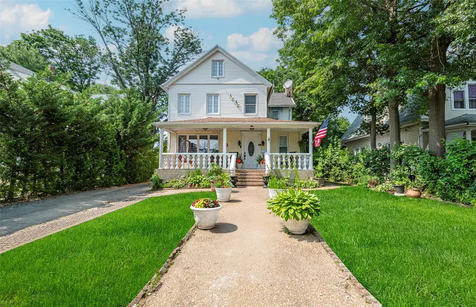 17 Hicks LN, Great Neck, NY 11024