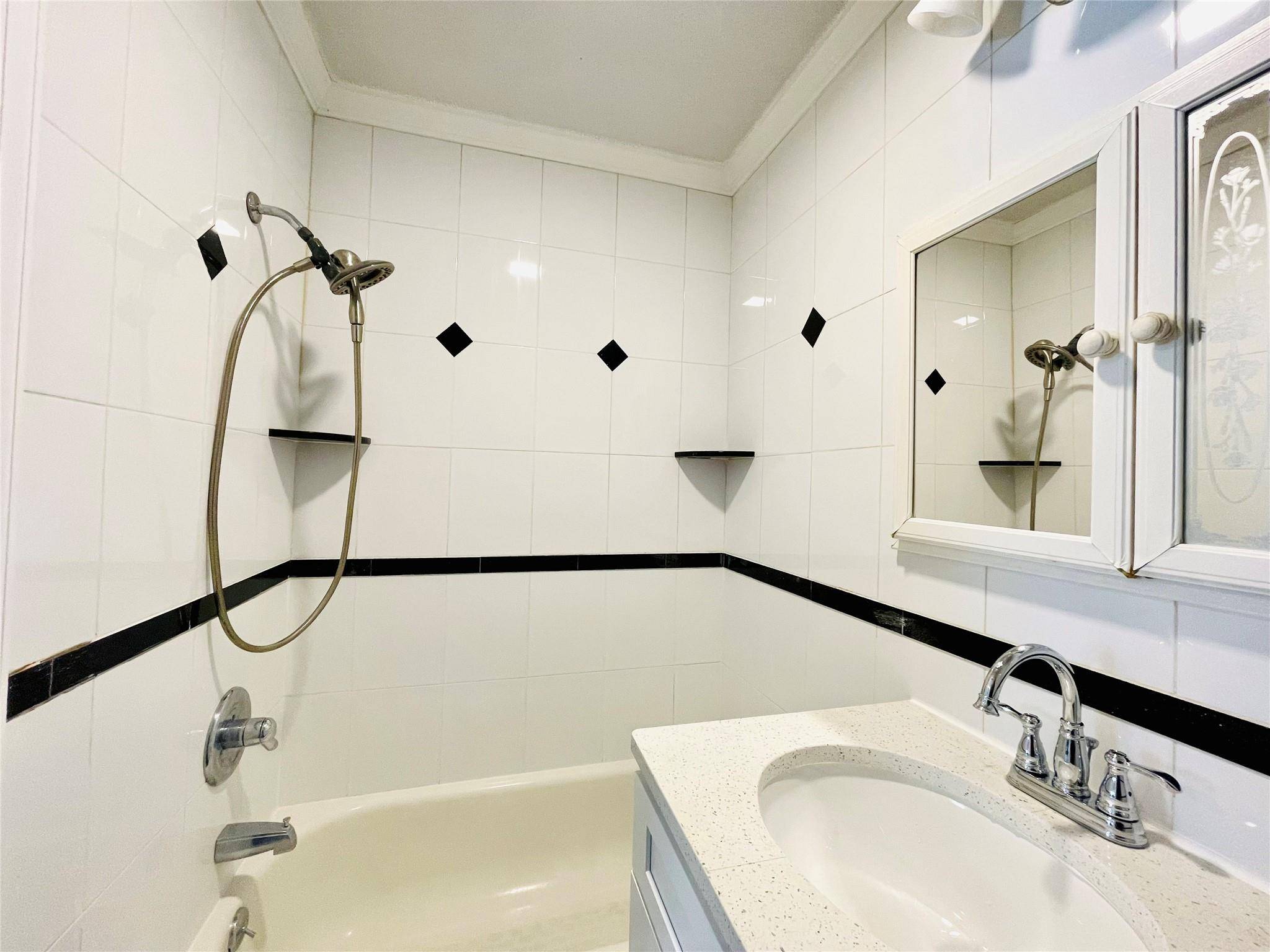 Lynbrook, NY 11563,83 Lyon PL #1