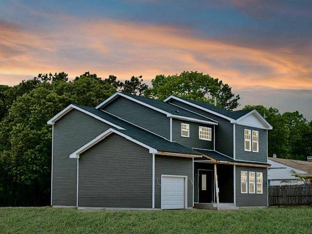 23 Grace LN, Coram, NY 11727