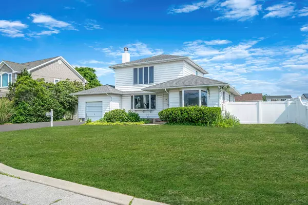 35 Sunset LN, Patchogue, NY 11772