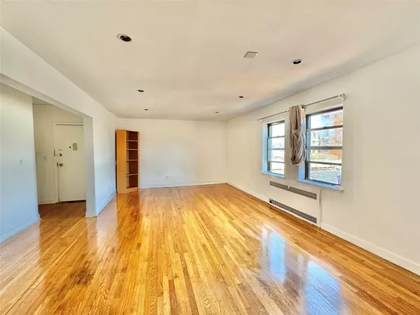 Great Neck, NY 11021,7 Bond ST #3ER
